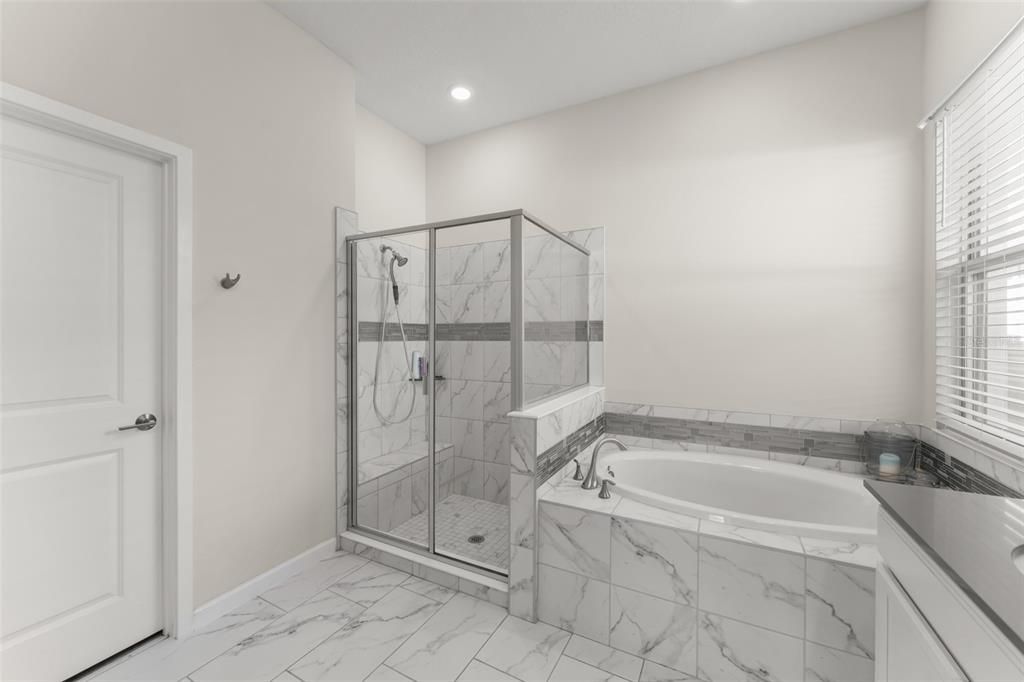 合同活跃: $735,000 (5 贝兹, 3 浴室, 3014 平方英尺)