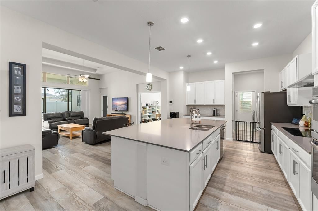 合同活跃: $735,000 (5 贝兹, 3 浴室, 3014 平方英尺)