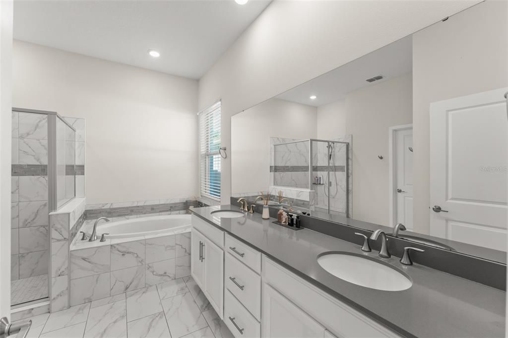 合同活跃: $735,000 (5 贝兹, 3 浴室, 3014 平方英尺)