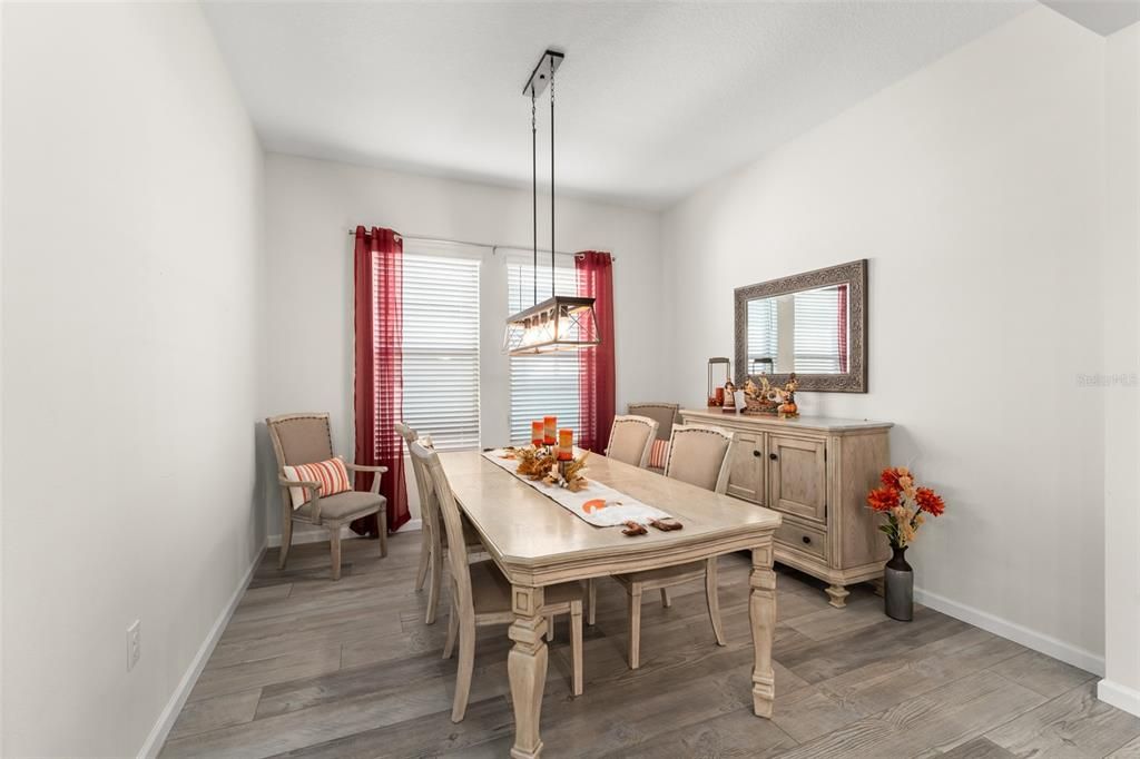 合同活跃: $735,000 (5 贝兹, 3 浴室, 3014 平方英尺)