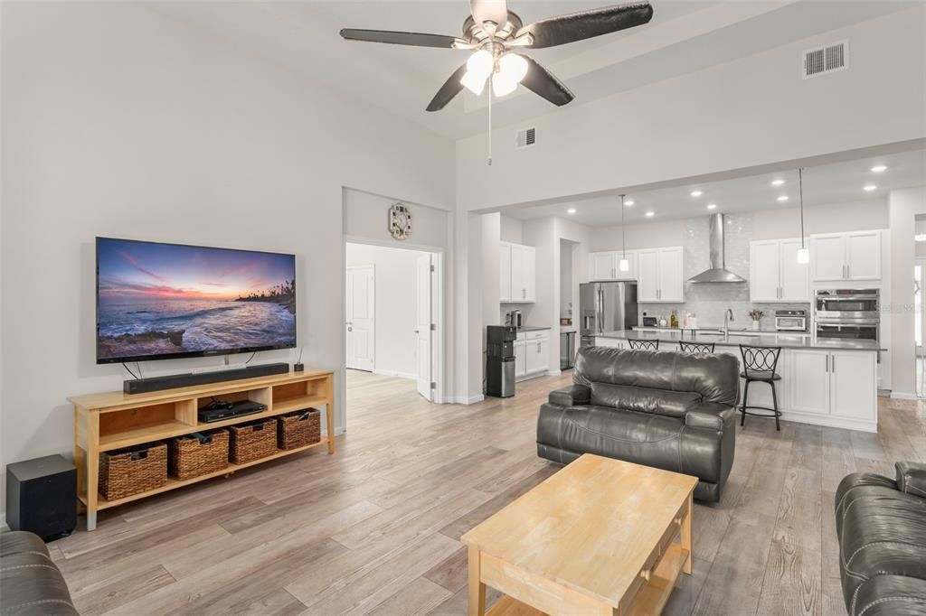 合同活跃: $735,000 (5 贝兹, 3 浴室, 3014 平方英尺)