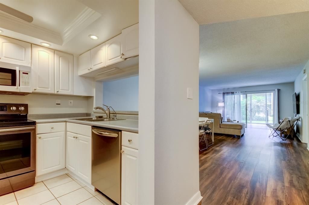 For Rent: $2,200 (2 beds, 2 baths, 1094 Square Feet)