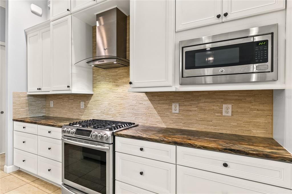 En Venta: $939,000 (4 camas, 2 baños, 3551 Pies cuadrados)