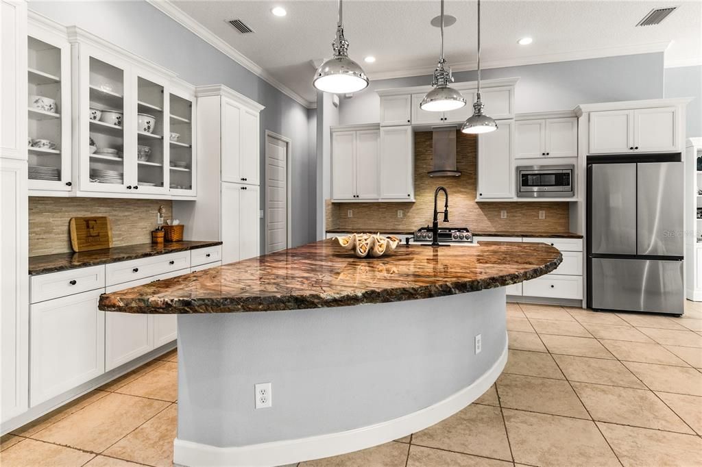 En Venta: $939,000 (4 camas, 2 baños, 3551 Pies cuadrados)