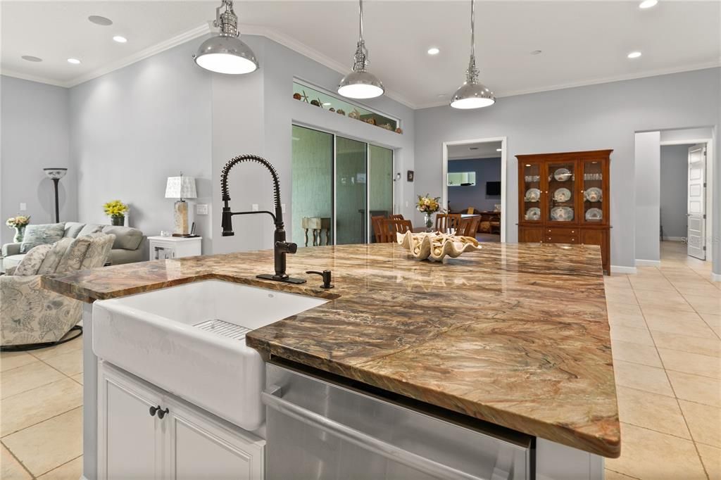 En Venta: $939,000 (4 camas, 2 baños, 3551 Pies cuadrados)