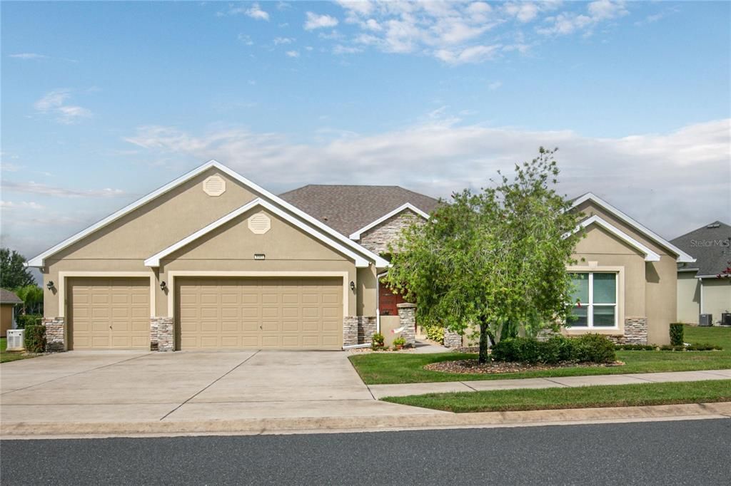 En Venta: $939,000 (4 camas, 2 baños, 3551 Pies cuadrados)