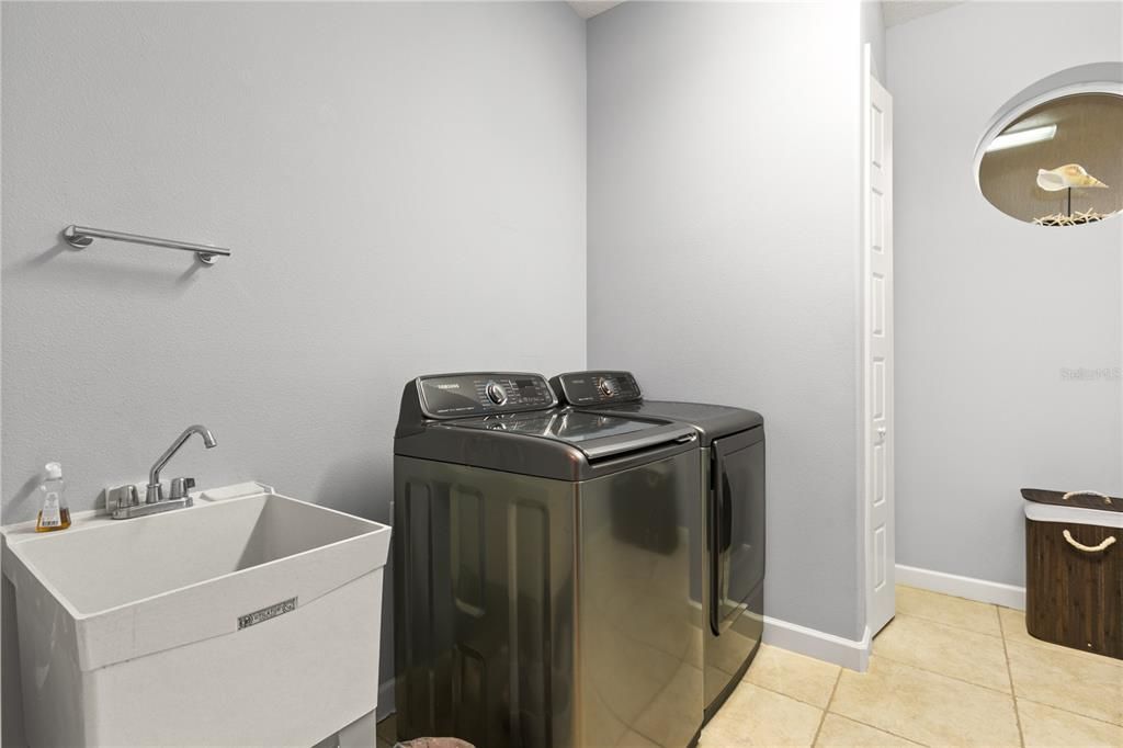 En Venta: $939,000 (4 camas, 2 baños, 3551 Pies cuadrados)