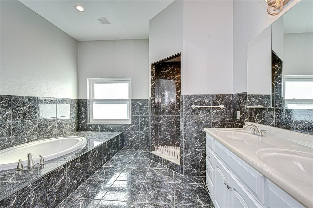 待售: $1,299,000 (6 贝兹, 4 浴室, 4690 平方英尺)