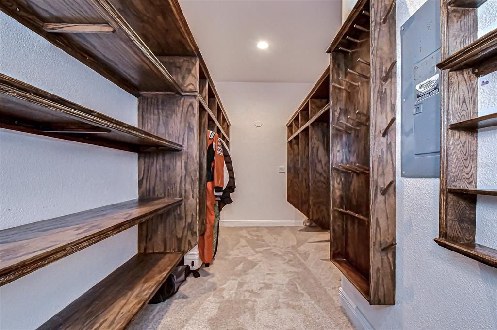 待售: $1,299,000 (6 贝兹, 4 浴室, 4690 平方英尺)