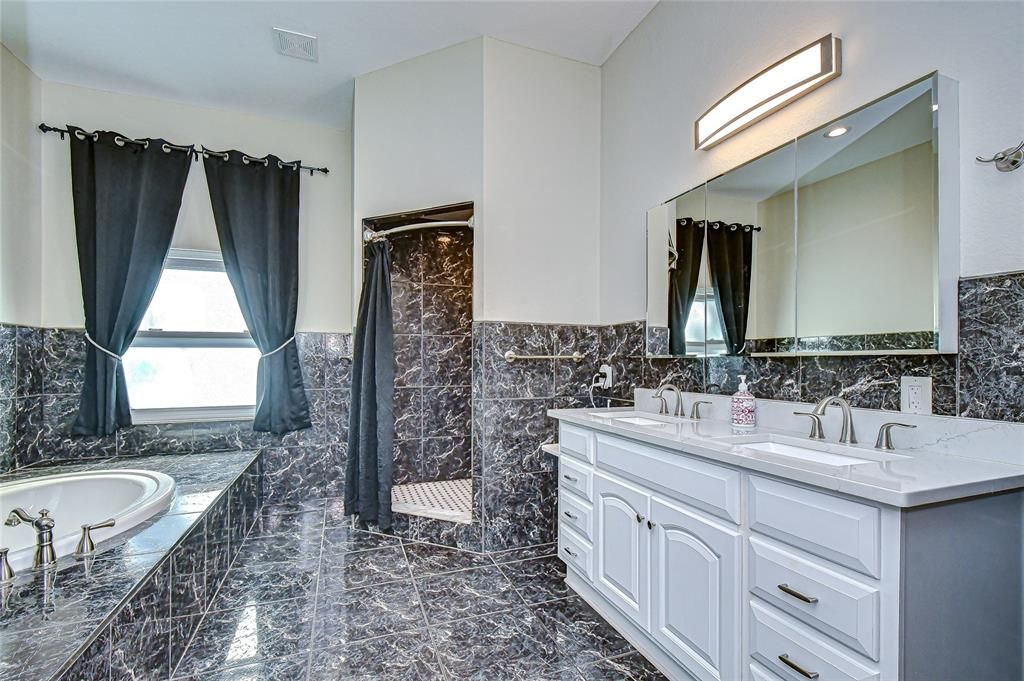 待售: $1,299,000 (6 贝兹, 4 浴室, 4690 平方英尺)