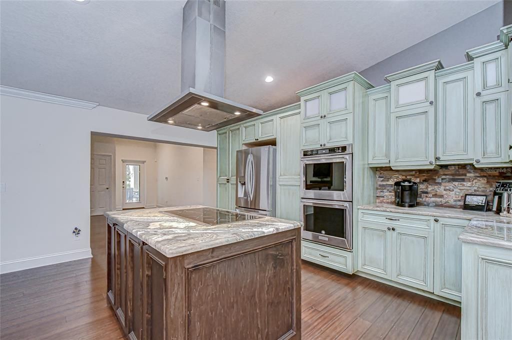 待售: $1,299,000 (6 贝兹, 4 浴室, 4690 平方英尺)