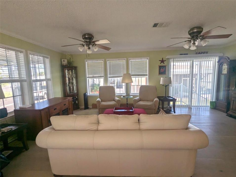 For Sale: $175,000 (2 beds, 2 baths, 1296 Square Feet)