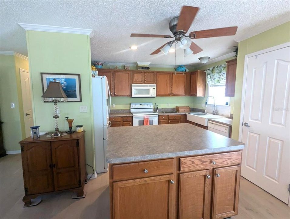 For Sale: $175,000 (2 beds, 2 baths, 1296 Square Feet)