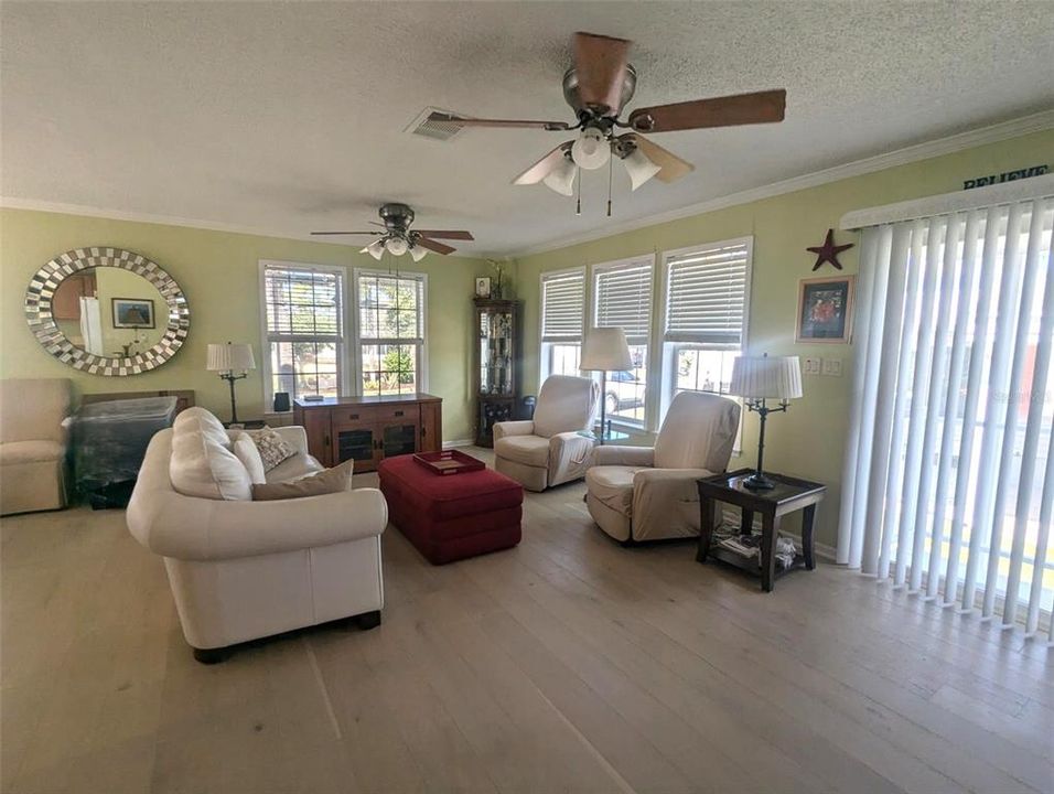 For Sale: $175,000 (2 beds, 2 baths, 1296 Square Feet)