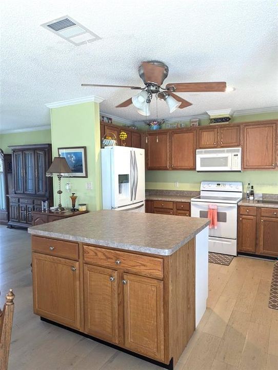 For Sale: $175,000 (2 beds, 2 baths, 1296 Square Feet)