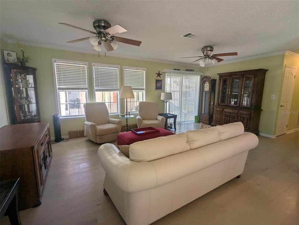 For Sale: $175,000 (2 beds, 2 baths, 1296 Square Feet)