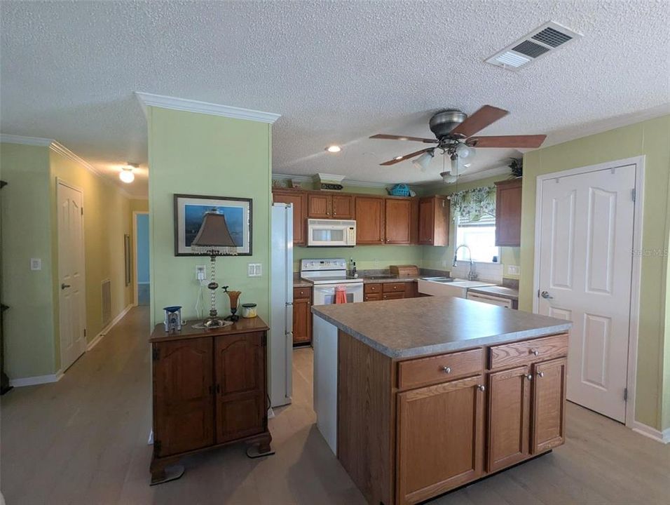 For Sale: $175,000 (2 beds, 2 baths, 1296 Square Feet)