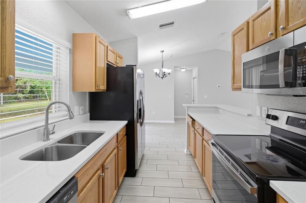 合同活跃: $275,000 (3 贝兹, 2 浴室, 1297 平方英尺)