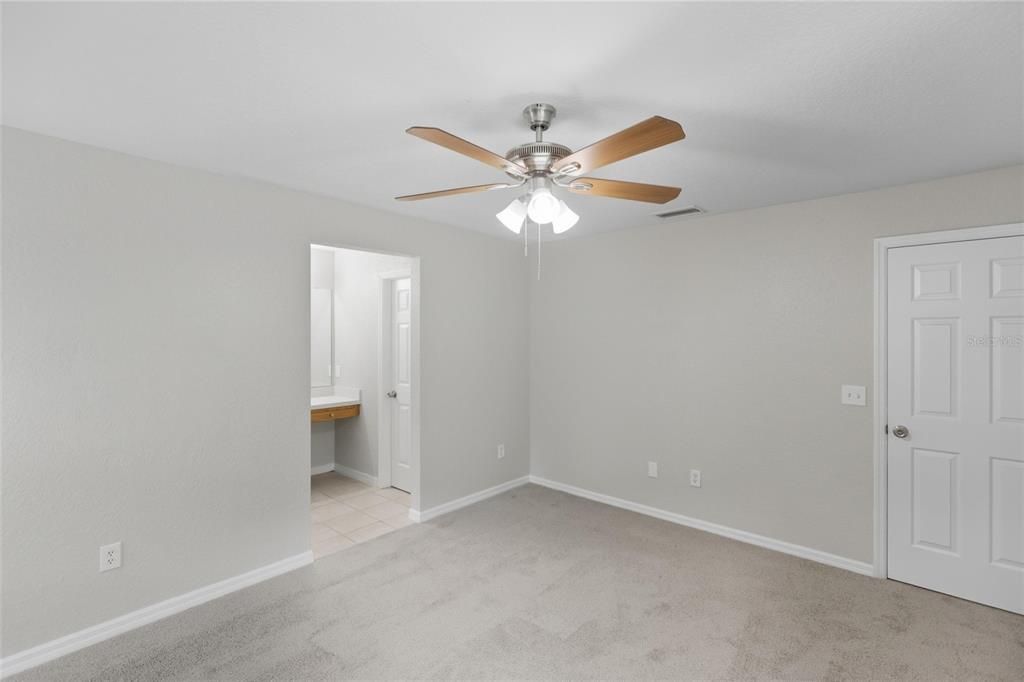 合同活跃: $275,000 (3 贝兹, 2 浴室, 1297 平方英尺)