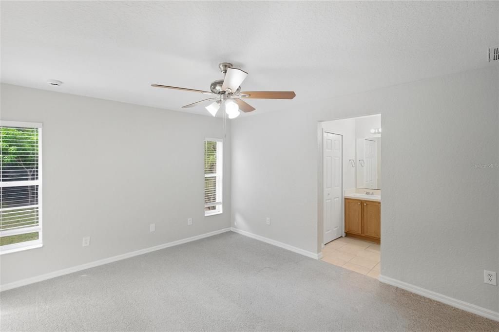 合同活跃: $275,000 (3 贝兹, 2 浴室, 1297 平方英尺)