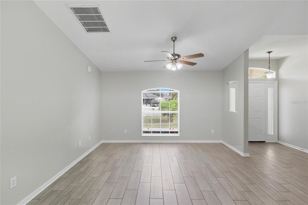 合同活跃: $275,000 (3 贝兹, 2 浴室, 1297 平方英尺)