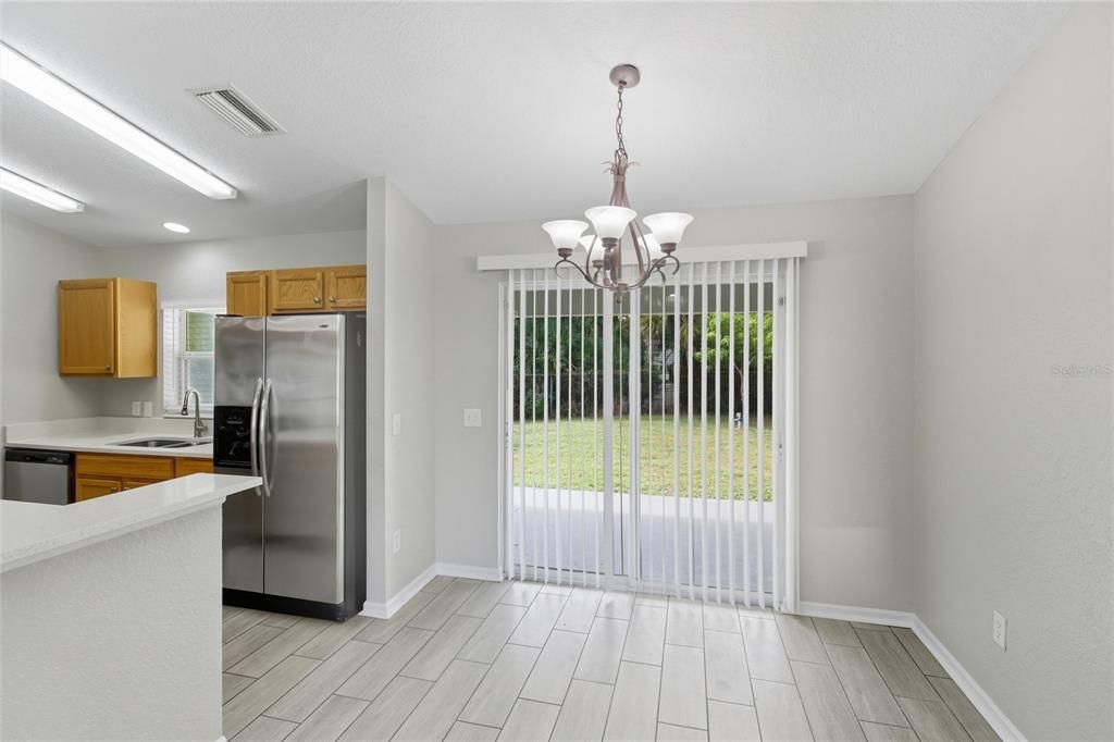 合同活跃: $275,000 (3 贝兹, 2 浴室, 1297 平方英尺)