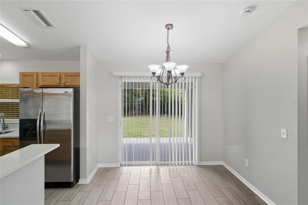 合同活跃: $275,000 (3 贝兹, 2 浴室, 1297 平方英尺)