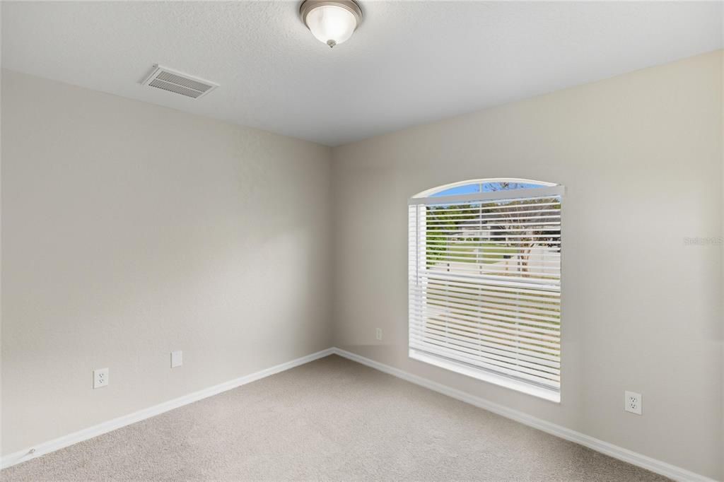 合同活跃: $275,000 (3 贝兹, 2 浴室, 1297 平方英尺)