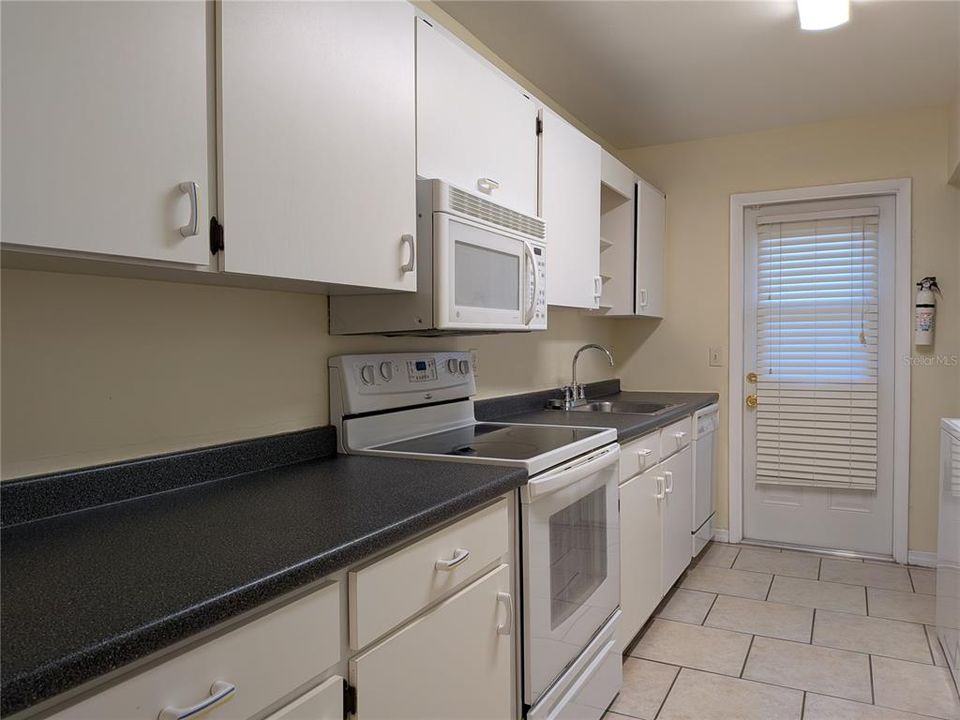 Activo con contrato: $1,600 (3 camas, 2 baños, 1200 Pies cuadrados)