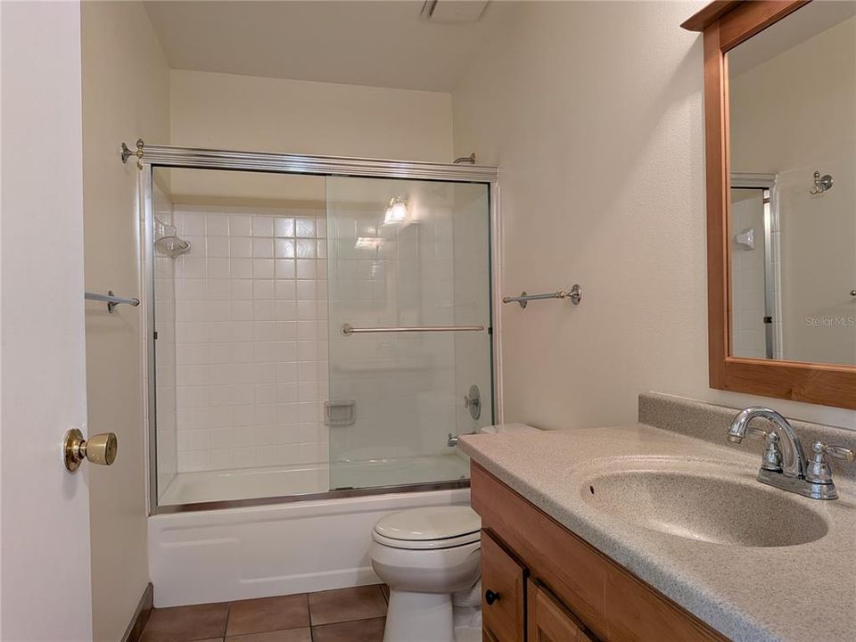 Activo con contrato: $1,600 (3 camas, 2 baños, 1200 Pies cuadrados)