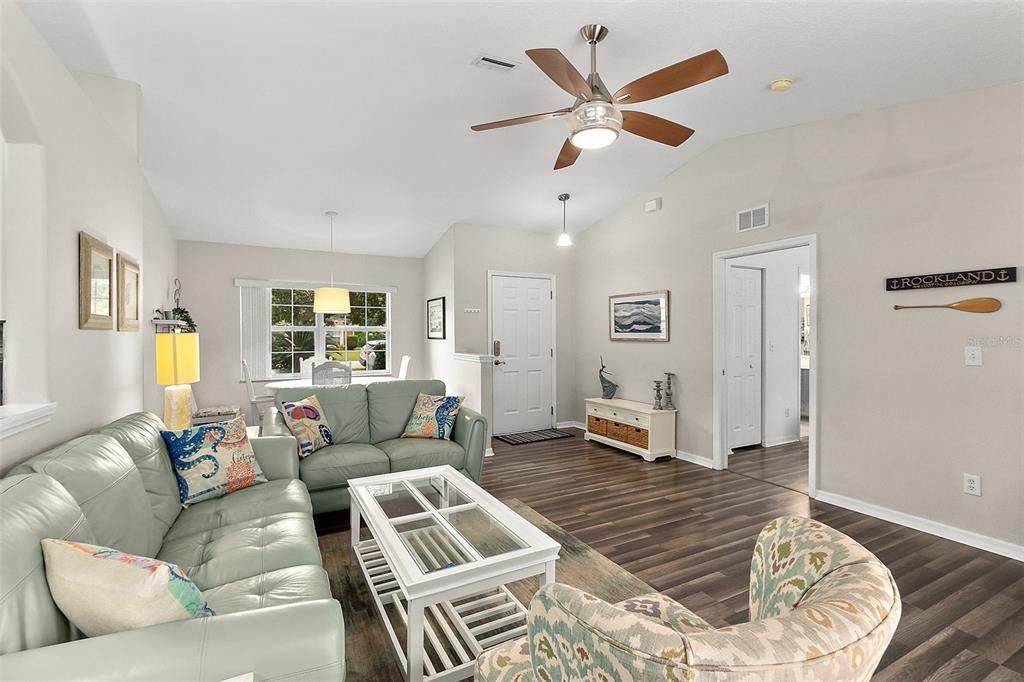 For Sale: $279,000 (3 beds, 2 baths, 1318 Square Feet)