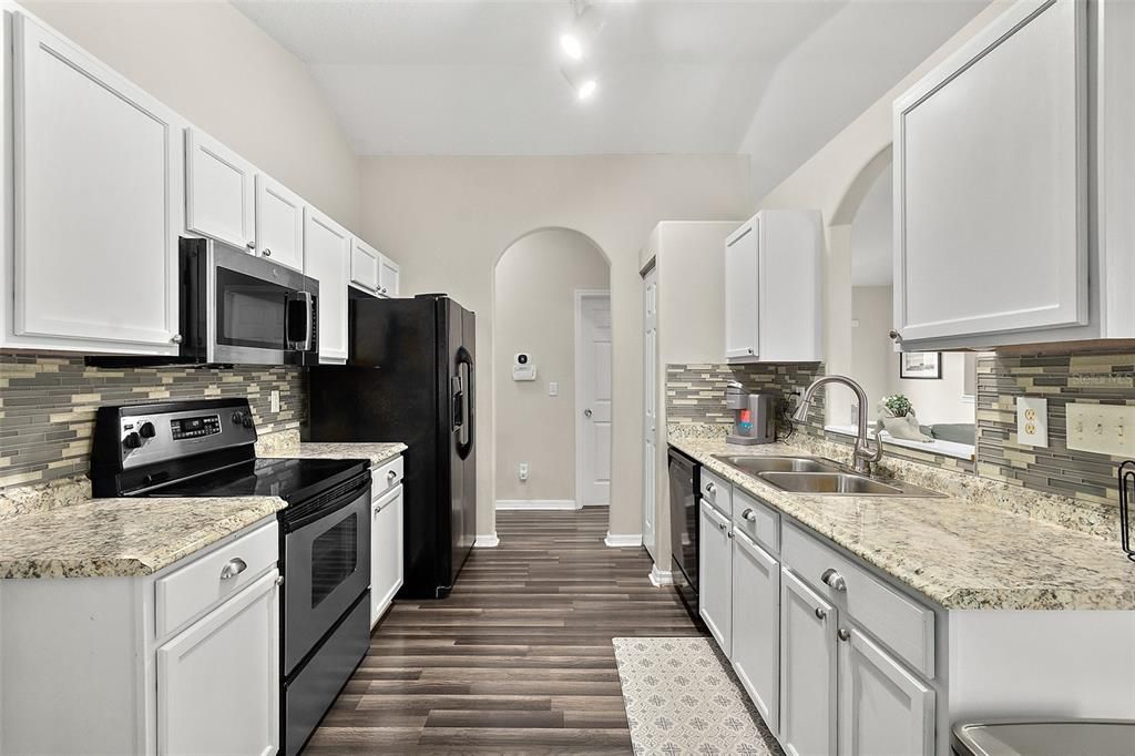 For Sale: $279,000 (3 beds, 2 baths, 1318 Square Feet)