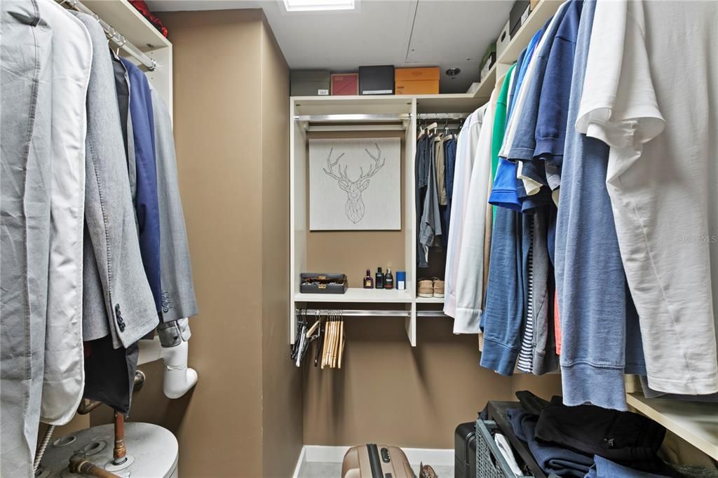 For Sale: $350,000 (1 beds, 1 baths, 931 Square Feet)