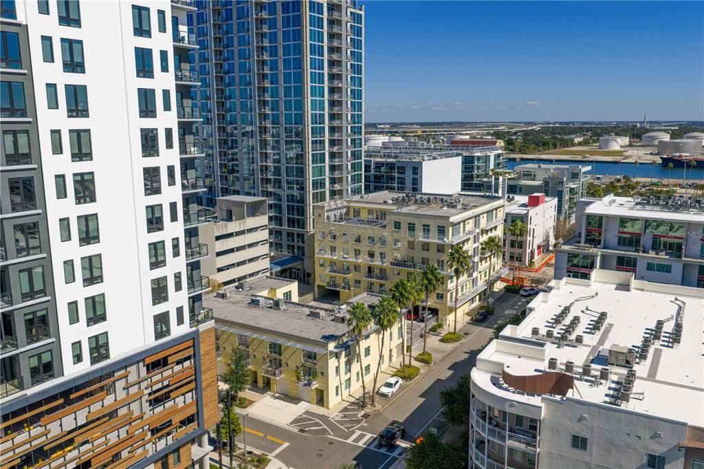 For Sale: $350,000 (1 beds, 1 baths, 931 Square Feet)