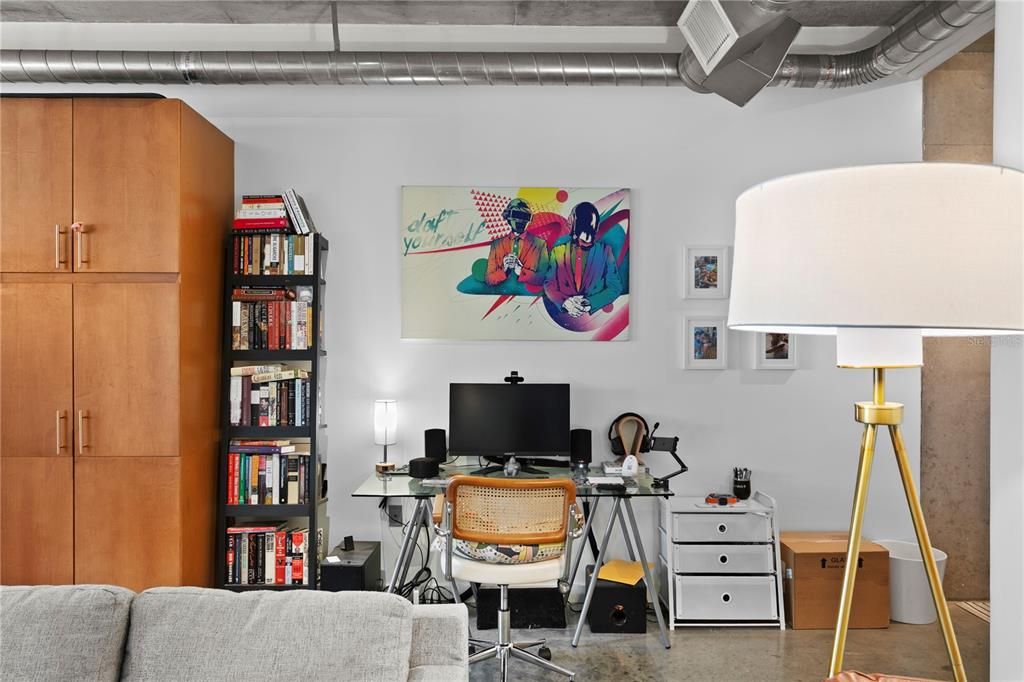 For Sale: $350,000 (1 beds, 1 baths, 931 Square Feet)