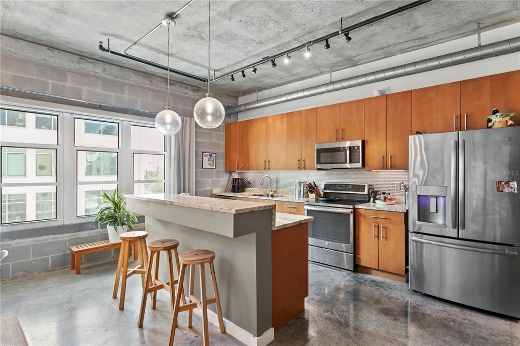 For Sale: $350,000 (1 beds, 1 baths, 931 Square Feet)