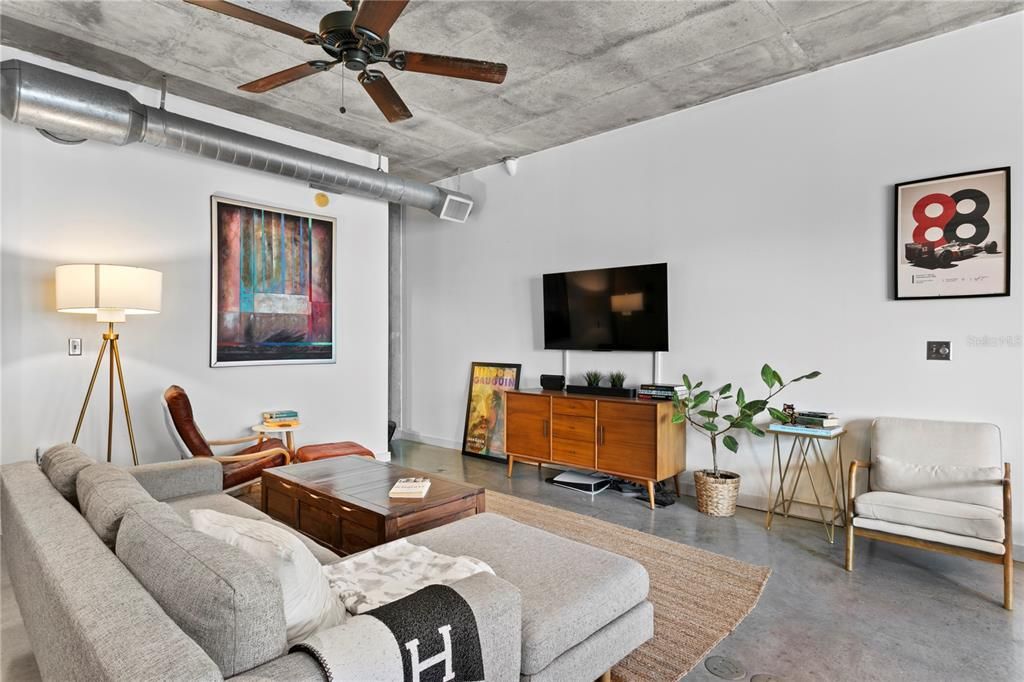 For Sale: $350,000 (1 beds, 1 baths, 931 Square Feet)