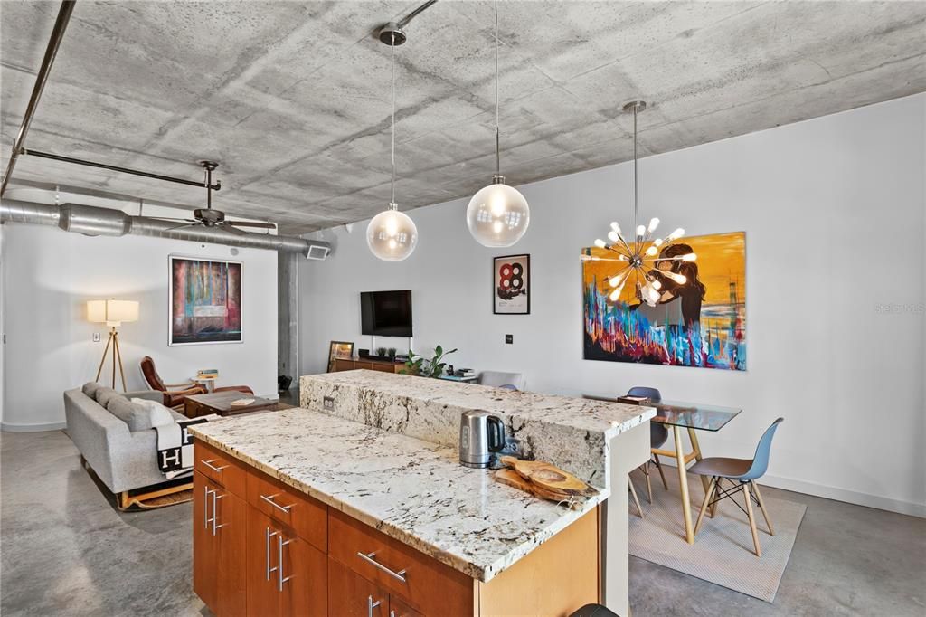 For Sale: $350,000 (1 beds, 1 baths, 931 Square Feet)