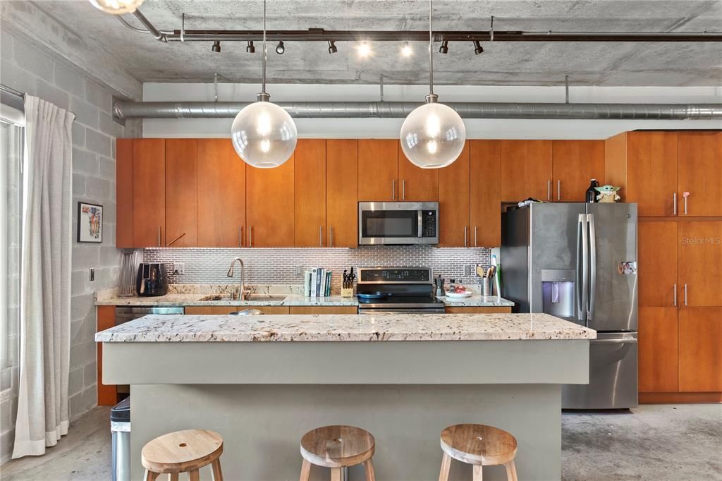 For Sale: $350,000 (1 beds, 1 baths, 931 Square Feet)