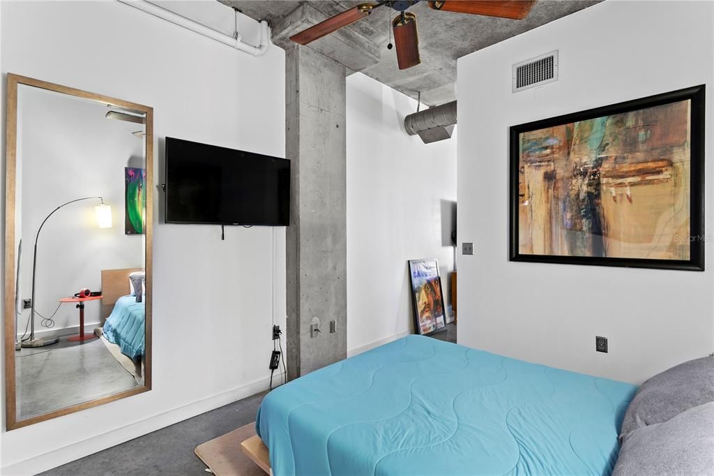For Sale: $350,000 (1 beds, 1 baths, 931 Square Feet)