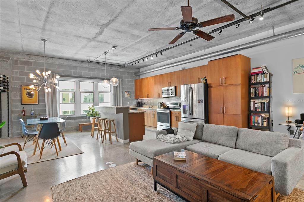 For Sale: $350,000 (1 beds, 1 baths, 931 Square Feet)