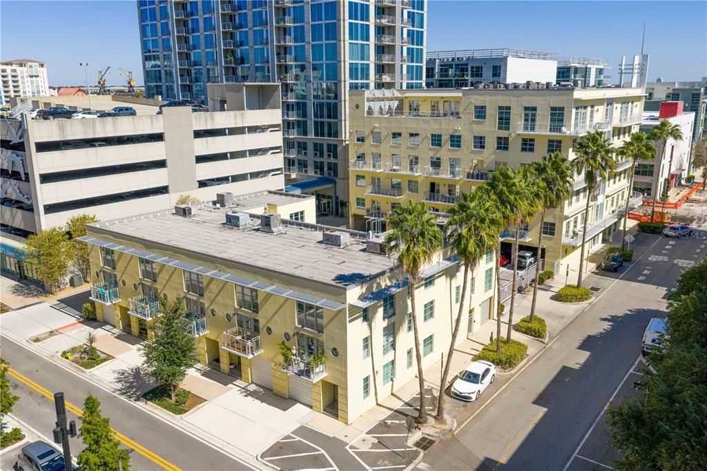 For Sale: $350,000 (1 beds, 1 baths, 931 Square Feet)