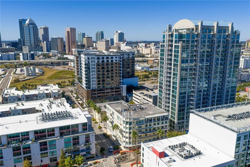 For Sale: $350,000 (1 beds, 1 baths, 931 Square Feet)