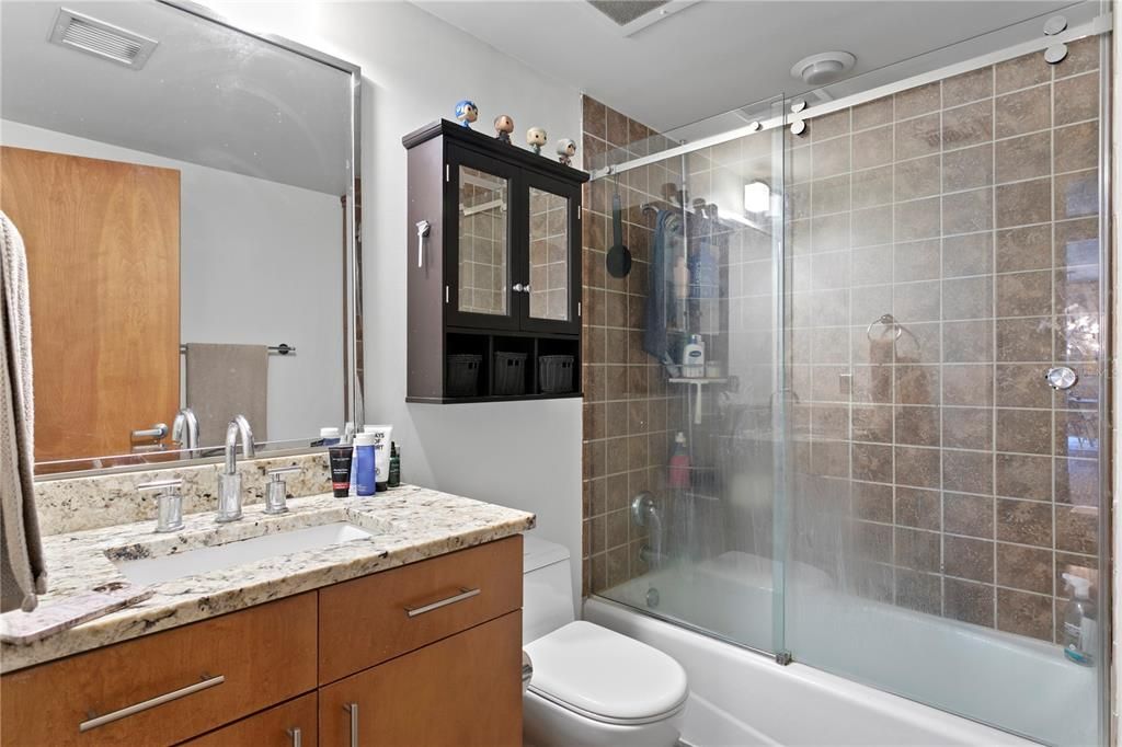 For Sale: $350,000 (1 beds, 1 baths, 931 Square Feet)