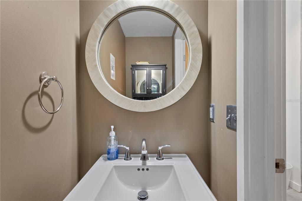 For Sale: $350,000 (1 beds, 1 baths, 931 Square Feet)