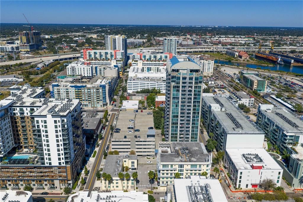 For Sale: $350,000 (1 beds, 1 baths, 931 Square Feet)