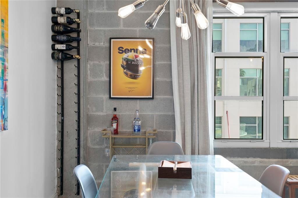 For Sale: $350,000 (1 beds, 1 baths, 931 Square Feet)