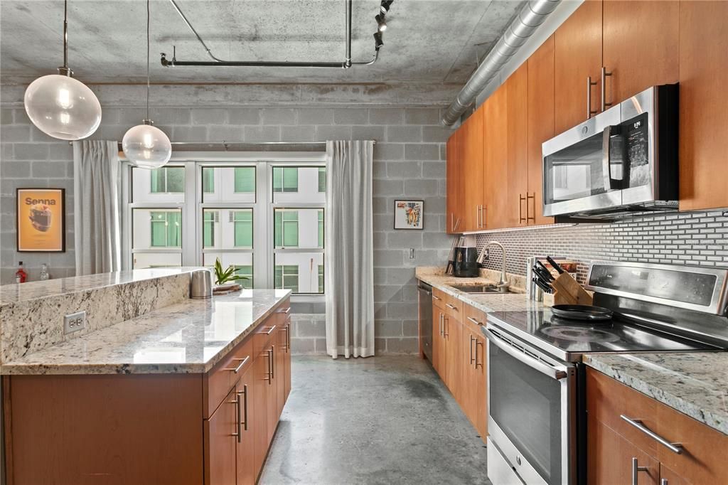 For Sale: $350,000 (1 beds, 1 baths, 931 Square Feet)