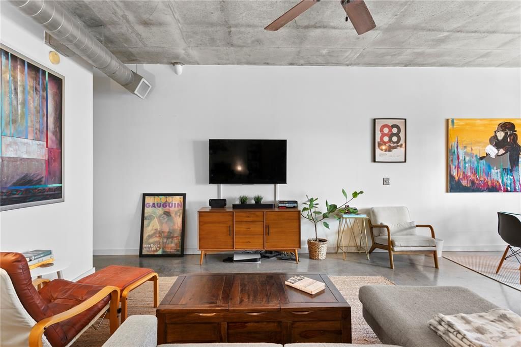 For Sale: $350,000 (1 beds, 1 baths, 931 Square Feet)