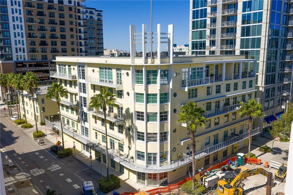 For Sale: $350,000 (1 beds, 1 baths, 931 Square Feet)